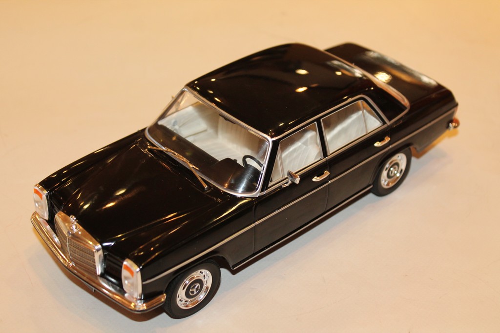 MERCEDES-BENZ 220D W115 NOIR MODEL CAR 1/18°