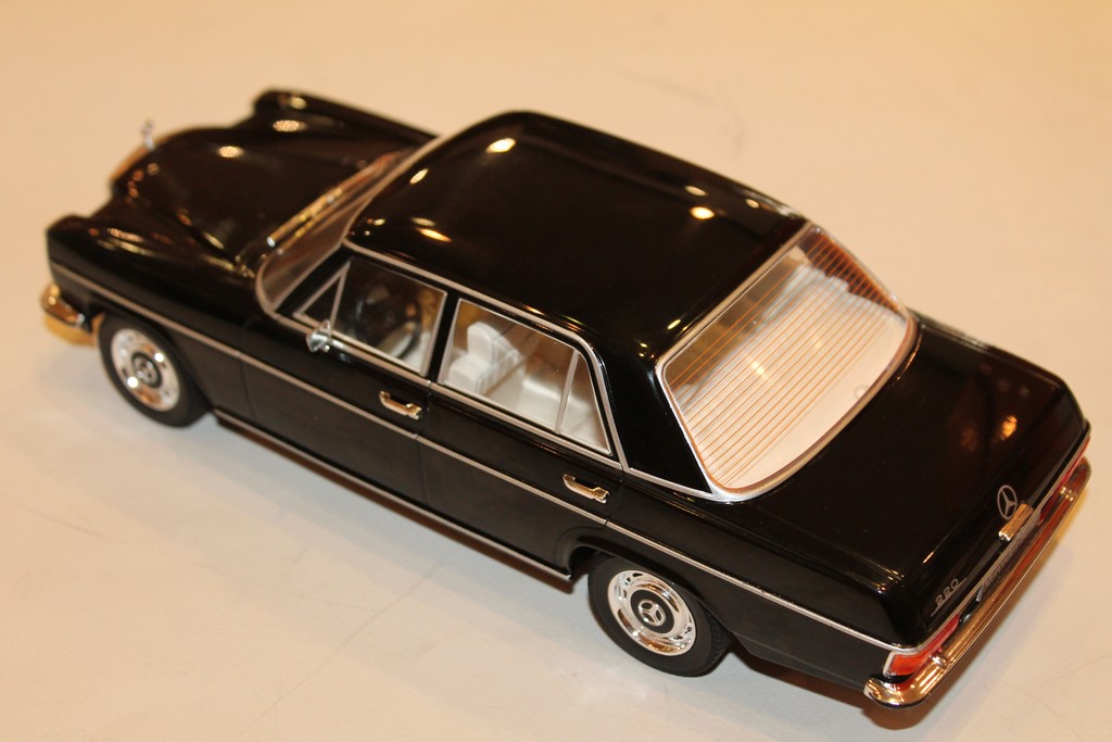 MERCEDES-BENZ 220D W115 NOIR MODEL CAR 1/18°