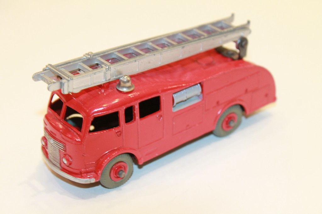 COMMER FIRE ENGINE DINKY TOYS1/43°