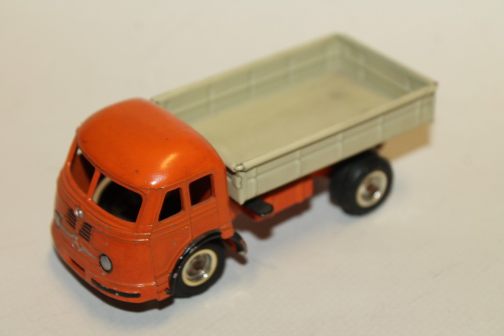 MERCEDES CAMION BENNE ORANGE GAMA 1/50°