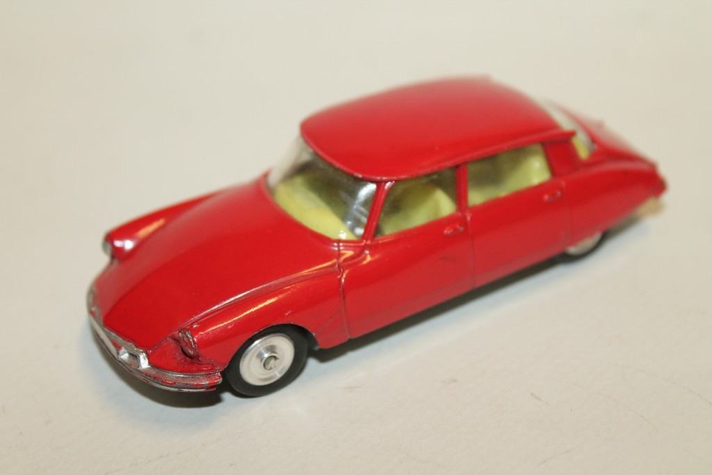 CITROEN DS19 ROUGE CORGI 1/43°