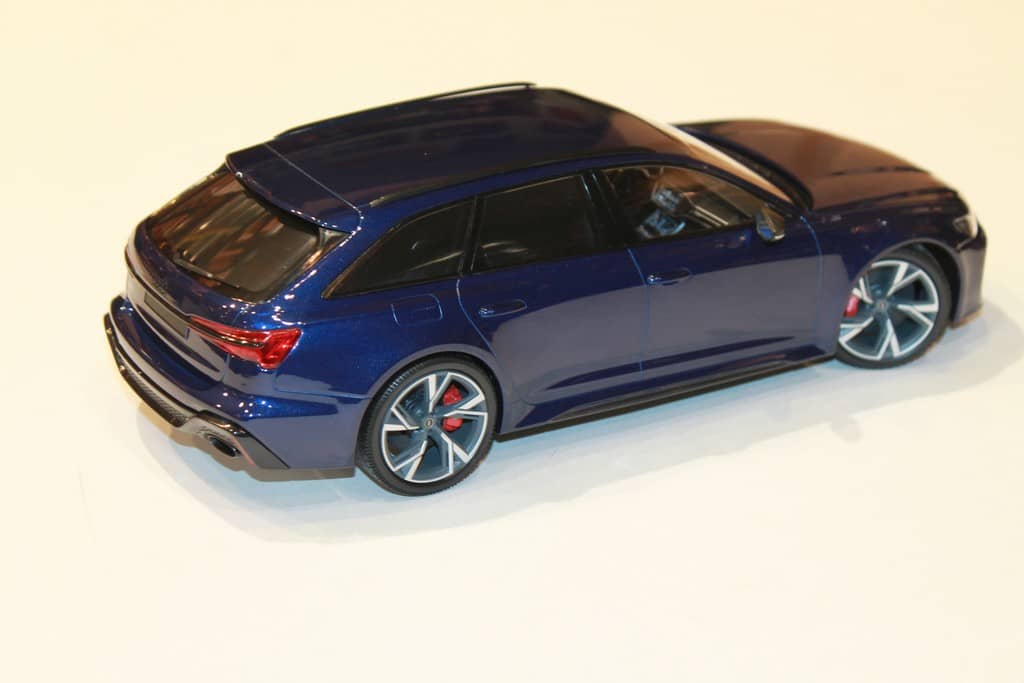 Diecast model cars Audi RS6 1/18 Ottomobile Plus Avant blue