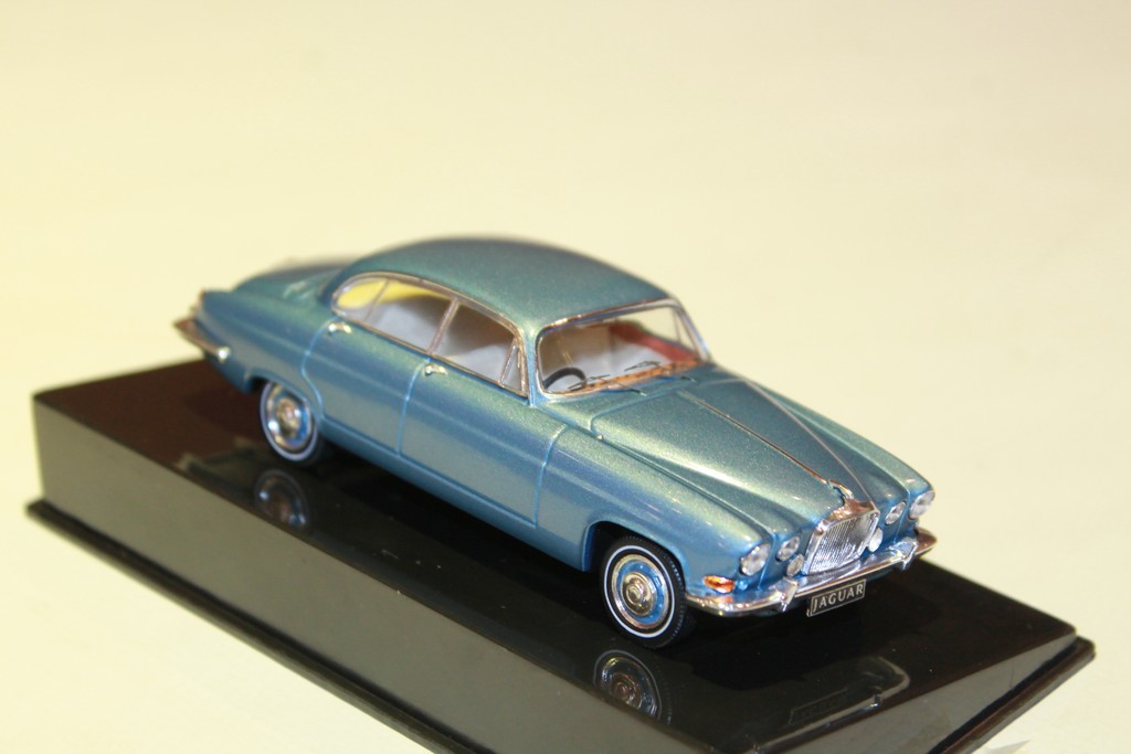 JAGUAR MARK X BLEU 1961 IXO 1/43°