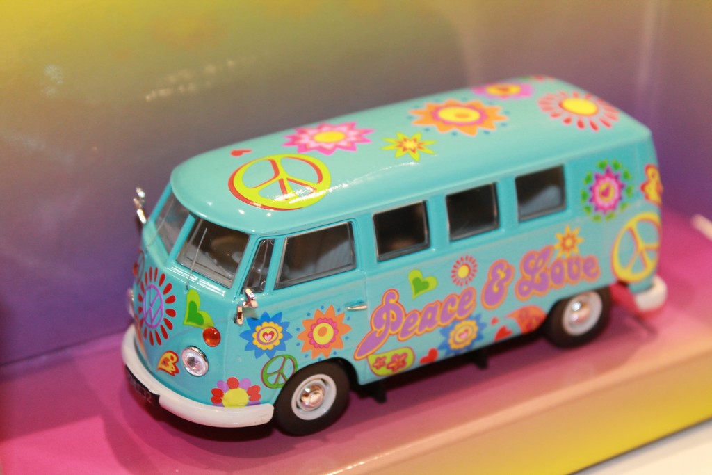 VOLKSWAGEN COMBI CAMPERVAN PEACE & LOVE CORGI 1/43°