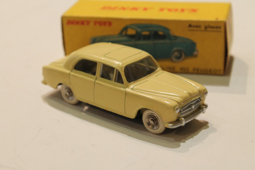 PEUGEOT 403 BERLINE BEIGE DINKY TOYS 1/43°