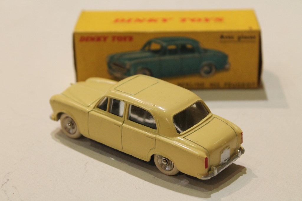 PEUGEOT 403 BERLINE BEIGE DINKY TOYS 1/43°