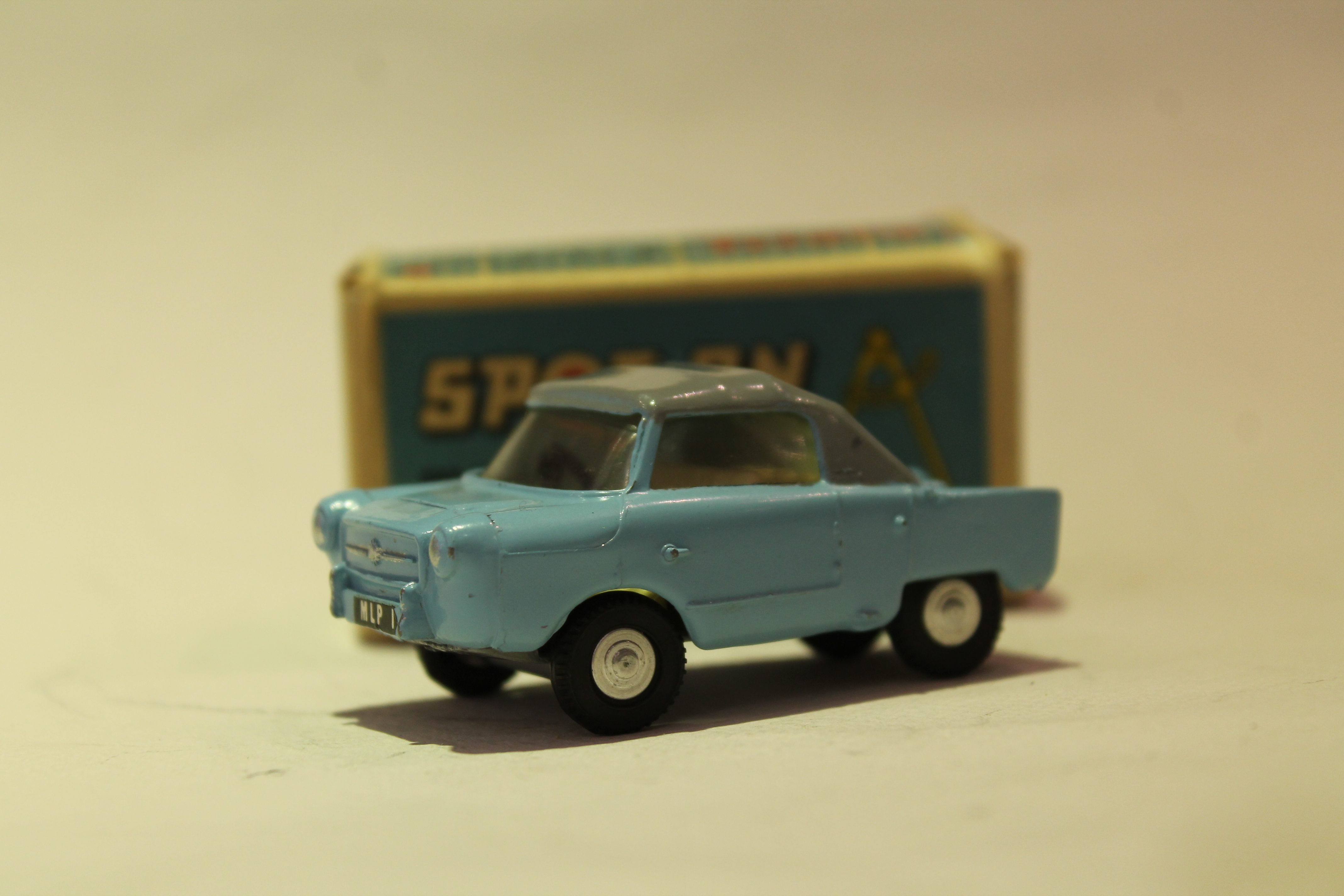 MEADOWS FRISKY BLEU SPOT-ON 1/43°