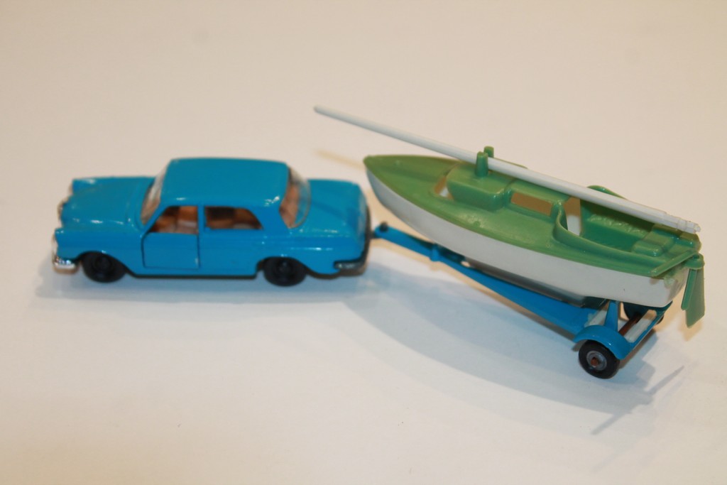 MERCEDES 280 SE + VOILIER MAJORETTE 1/65°
