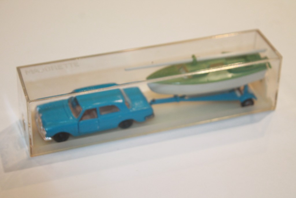 MERCEDES 280 SE + VOILIER MAJORETTE 1/65°