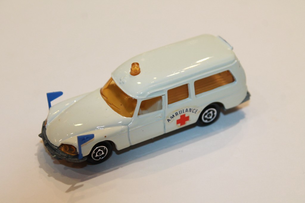 CITROEN DS 21 AMBULANCE MAJORETTE 1/66°