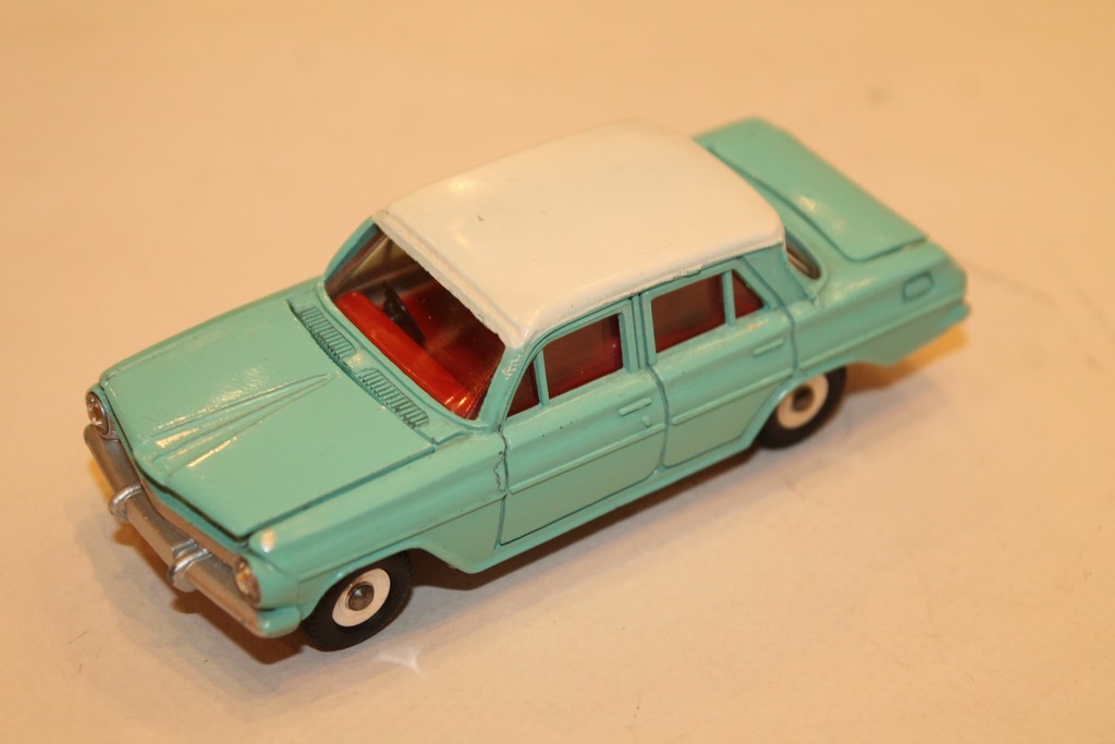 HOLDEN SPECIAL SEDAN BLEU DINKY TOYS 1/43°