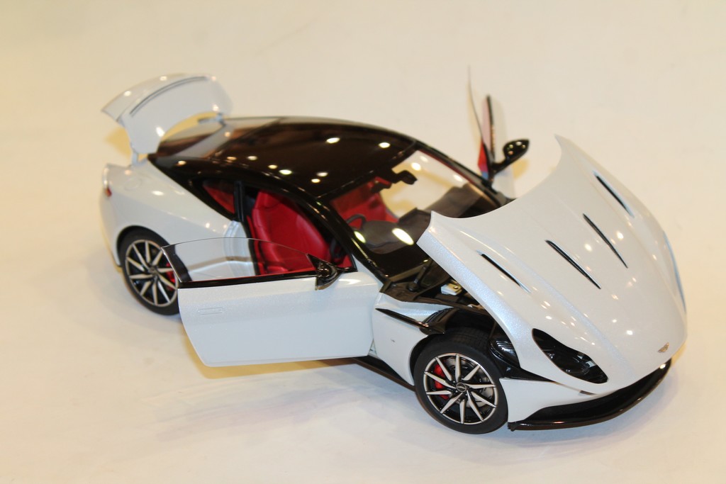 ASTON MARTIN DB11 BLANCHE AUTOART 1/18°