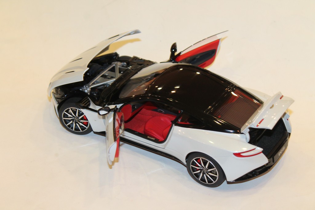 ASTON MARTIN DB11 BLANCHE AUTOART 1/18°