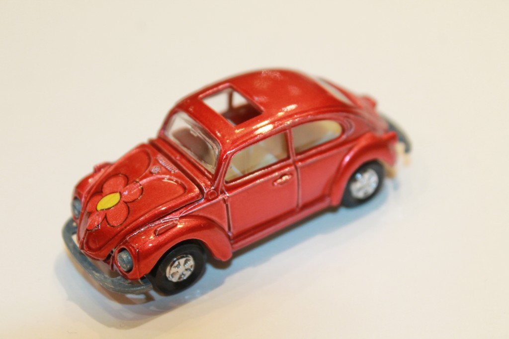 VOLKSWAGEN 1302 ROUGE MAJORETTE 1/66°