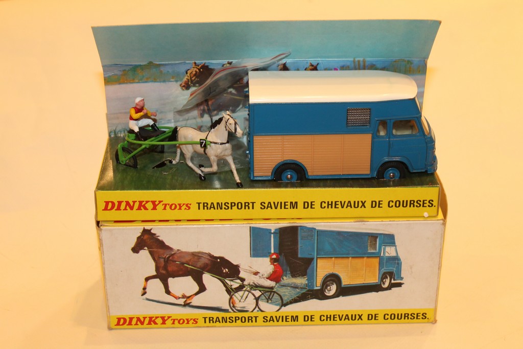 TRANSPORT SAVIEM DE CHEVAUX DE COURSE DINKY TOYS 1/43°