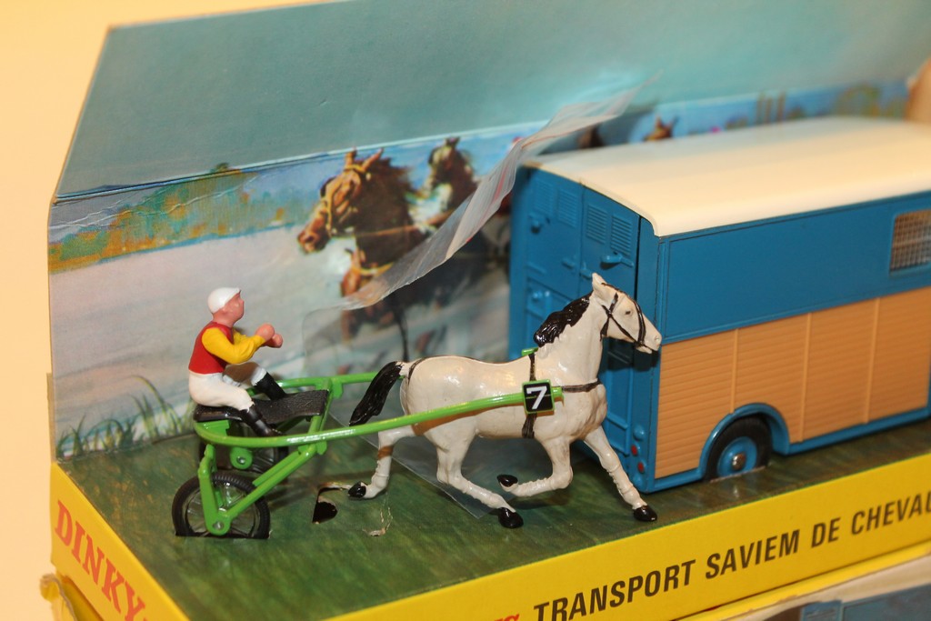 TRANSPORT SAVIEM DE CHEVAUX DE COURSE DINKY TOYS 1/43°