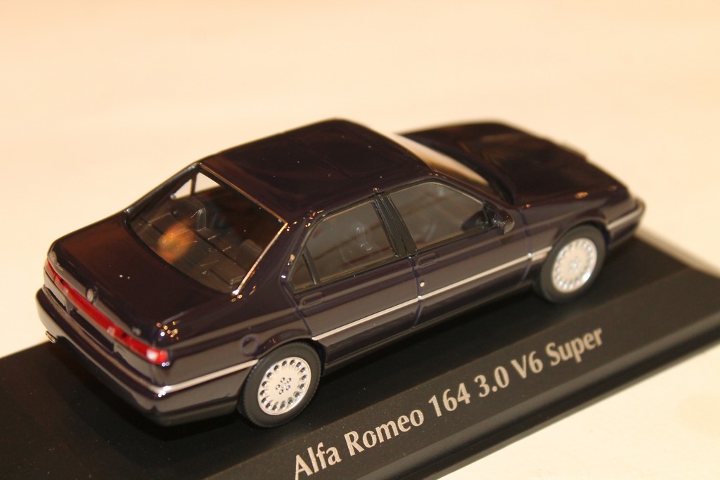 ALFA ROMEO 164 3.0 V6 SUPER BLEU 1992 MAXICHAMPS 1/43°