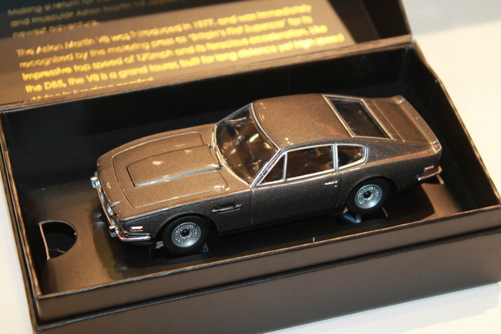 ASTON MARTIN V8 JAMES BOND CORGI 1/36°