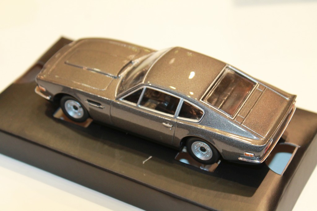 ASTON MARTIN V8 JAMES BOND CORGI 1/36°