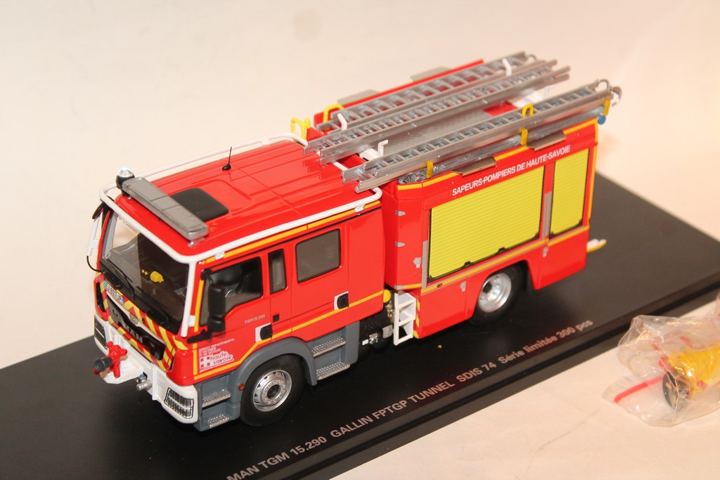 SUPERBE MINIATURE DU VEHICULE DES POMPIERS DE HAUTE SAVOIE ET DU TUNNEL DU MONT BLANC