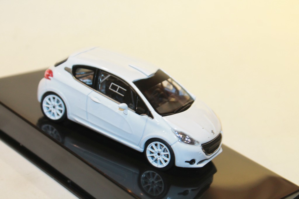 Peugeot 208 R2 Plain Body Version including 4 spare wheels 2013 White IXO  MDCS021 - Miniatures Autos Motos