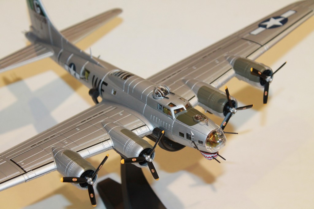 BOEING B-17G FLYING FORTRESS 1944 CORGI 1/72°