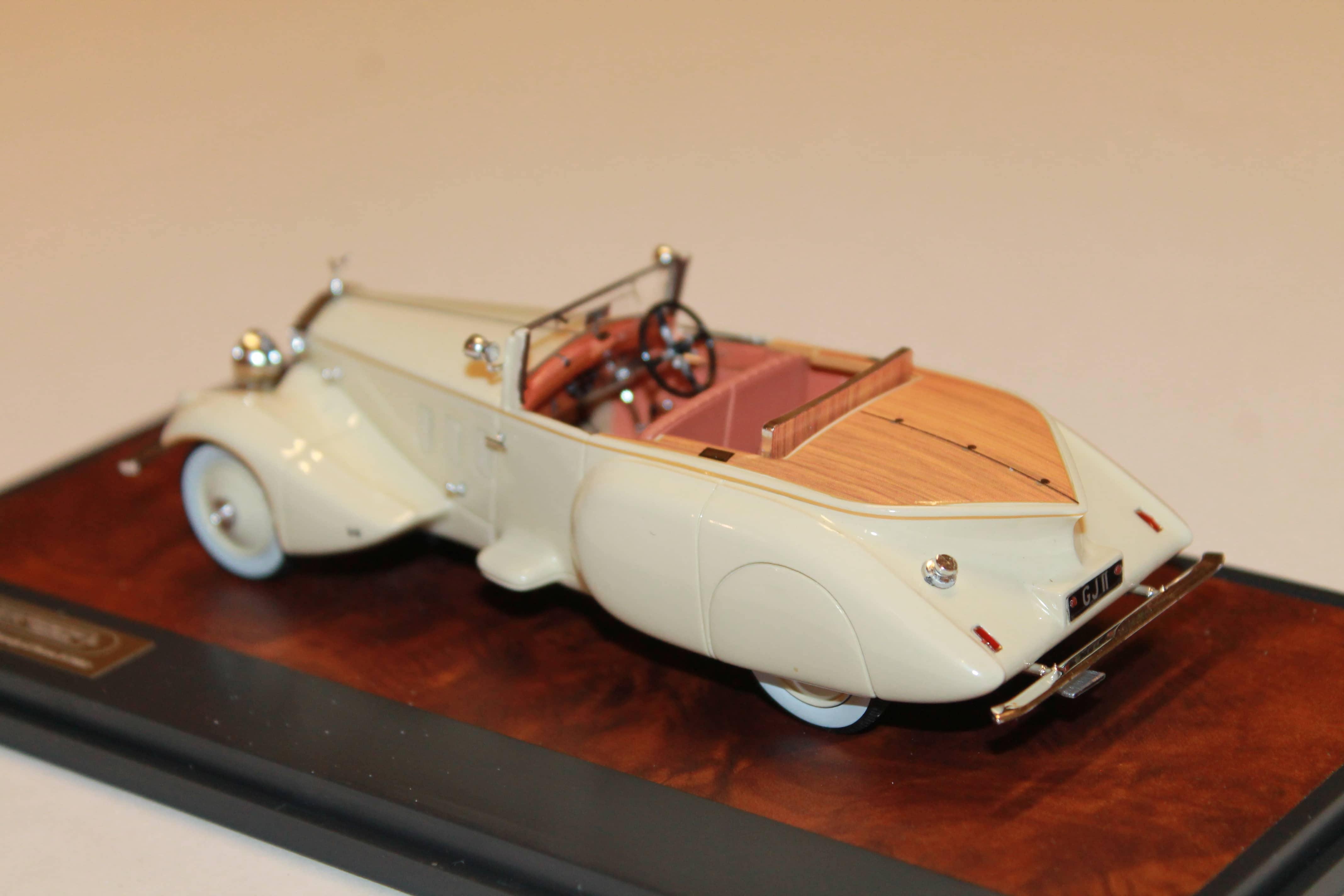 MODELE EN RESINE, CABRIOLET DEUX PORTES