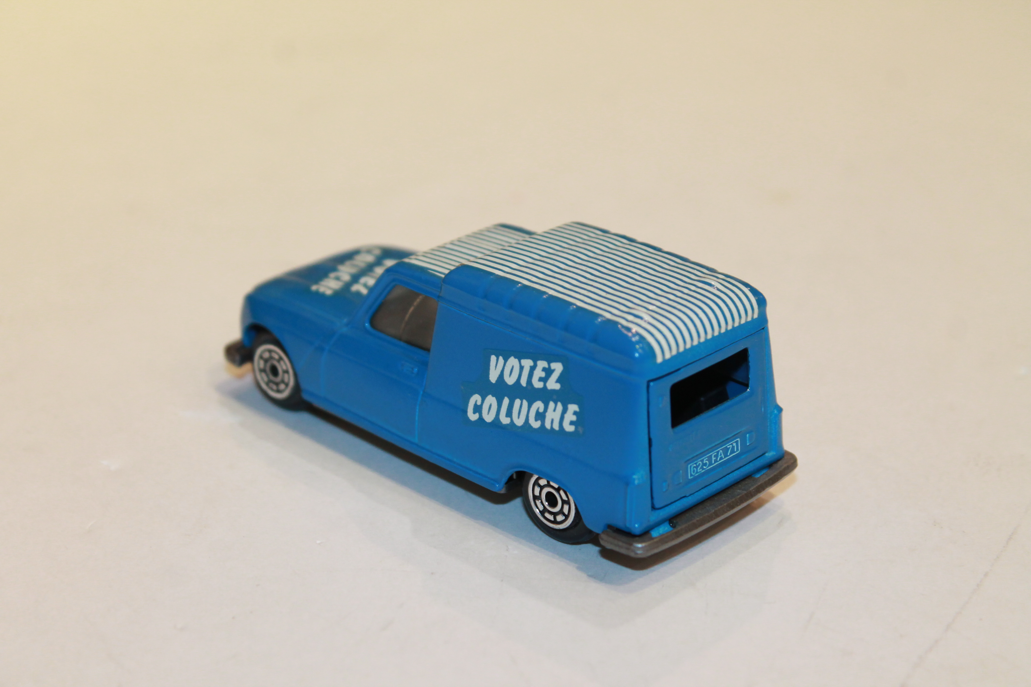 RENAULT 4L BLEU "VOTEZ COLUCHE" NOREV 1/43°