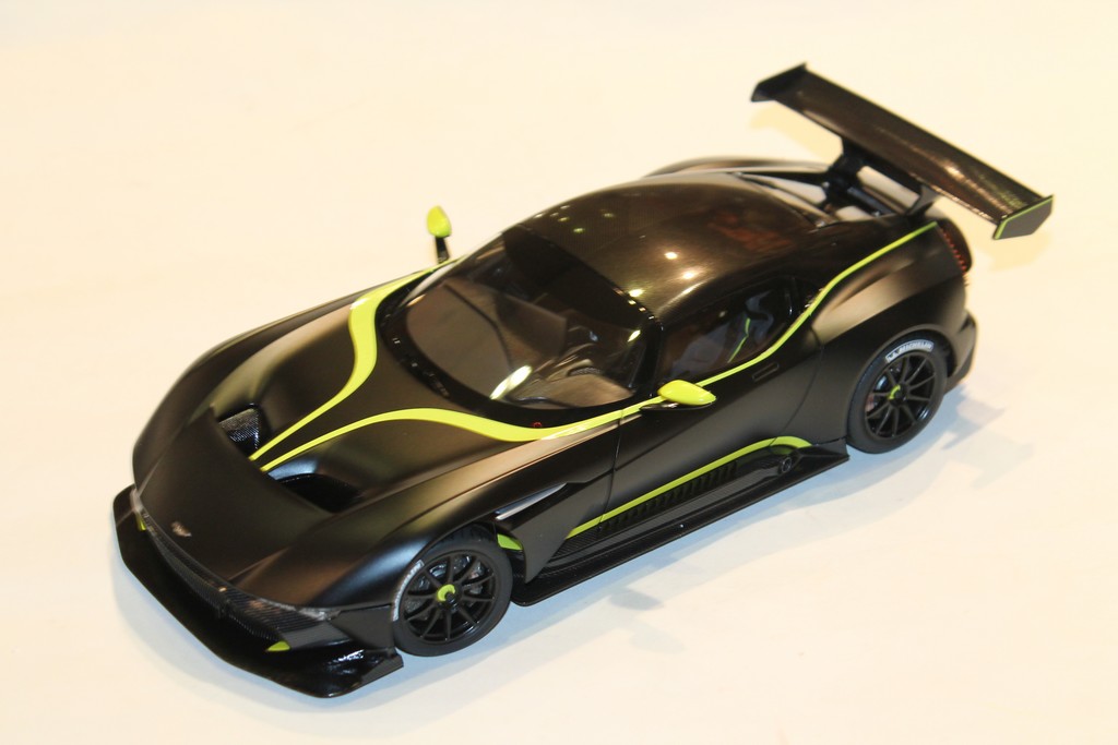 ASTON MARTIN VULCAN 2018 NOIRE AUTO ART 1/18°