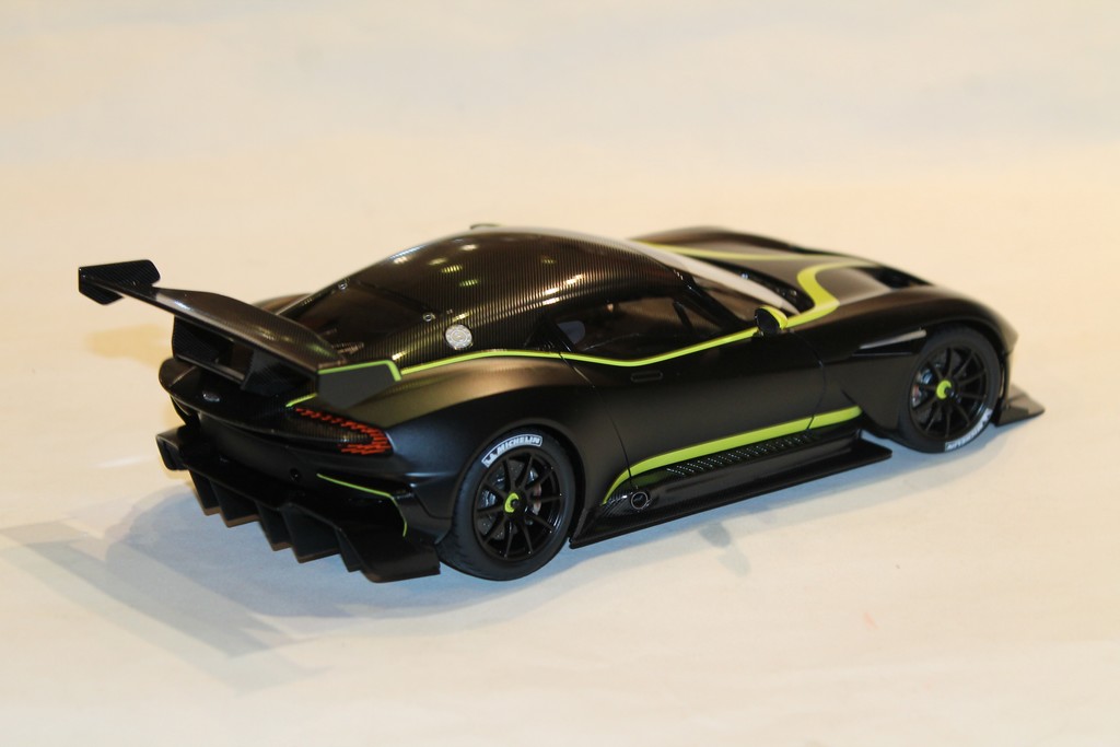 ASTON MARTIN VULCAN 2018 NOIRE AUTO ART 1/18°