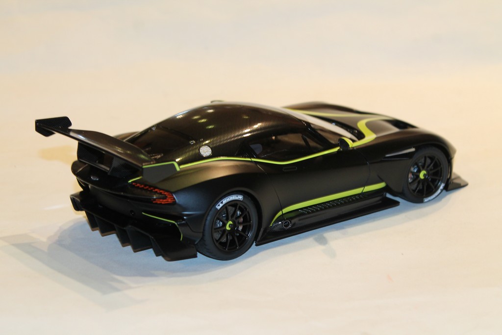 ASTON MARTIN VULCAN 2018 NOIRE AUTO ART 1/18°