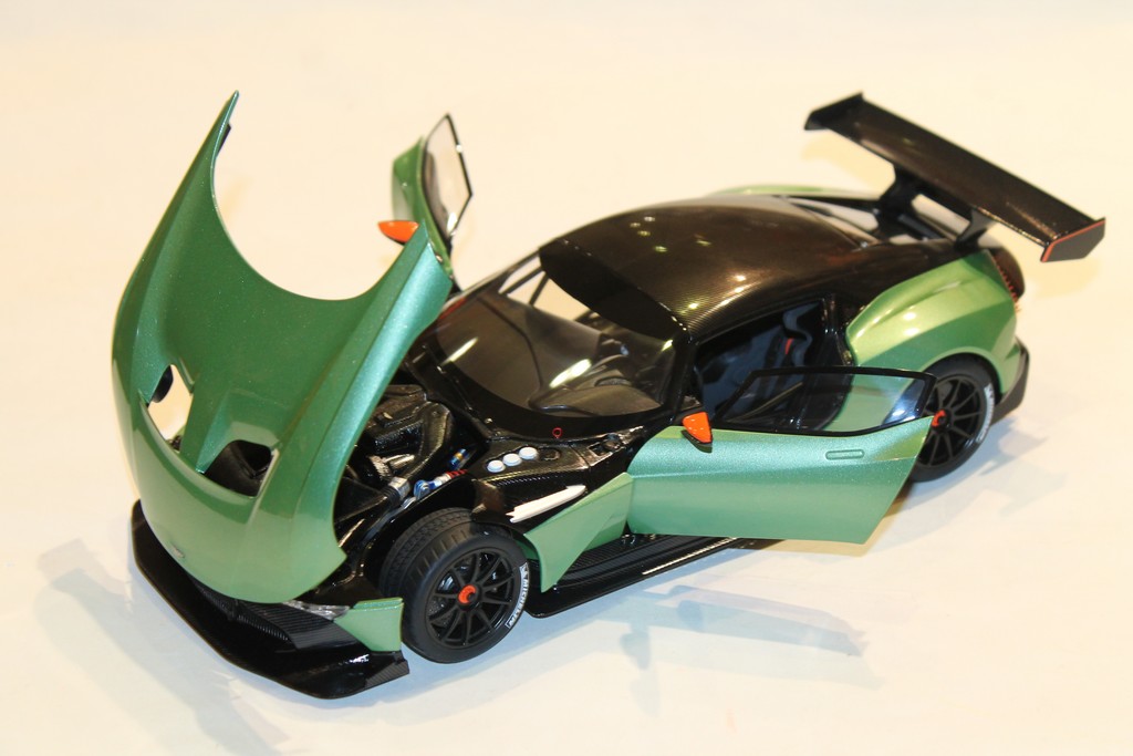 ASTON MARTIN VULCAN 2018 VERT MET AUTO ART 1/18°