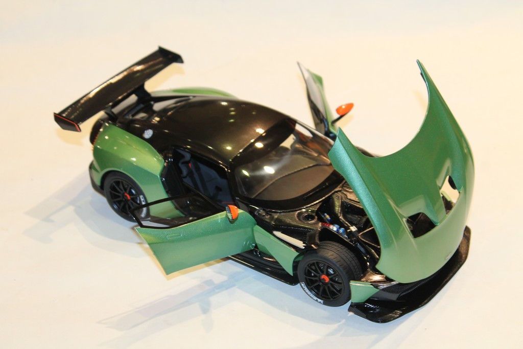 ASTON MARTIN VULCAN 2018 VERT MET AUTO ART 1/18°