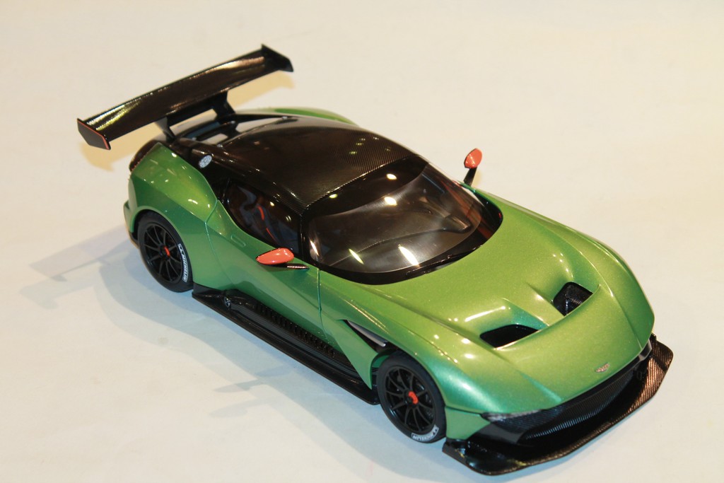 ASTON MARTIN VULCAN 2018 VERT MET AUTO ART 1/18