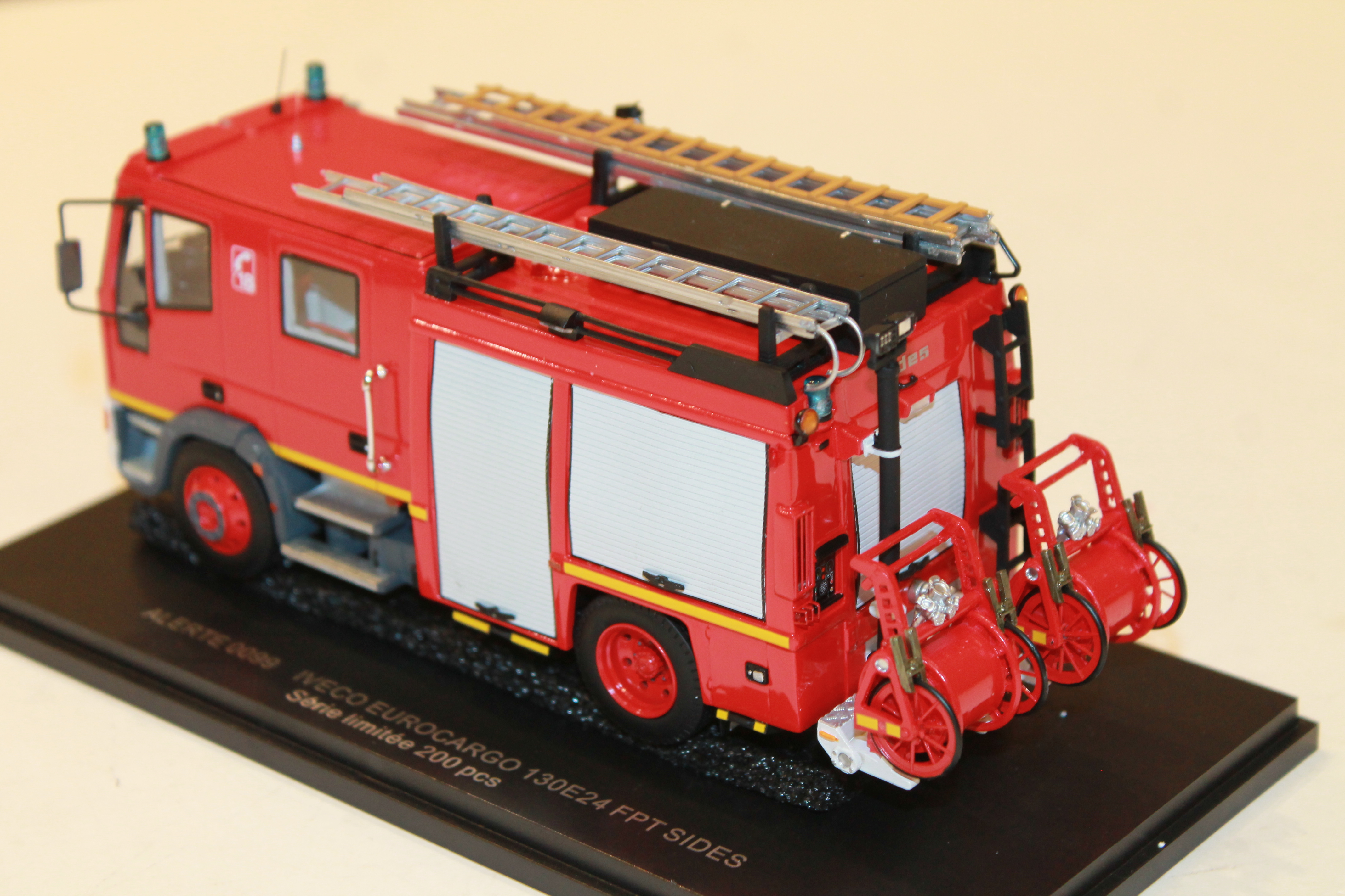 VEHICULE DES POMPIERS   DECALCOMANIES FOURNIES  SERIE LIMITEE A 200 PIECES