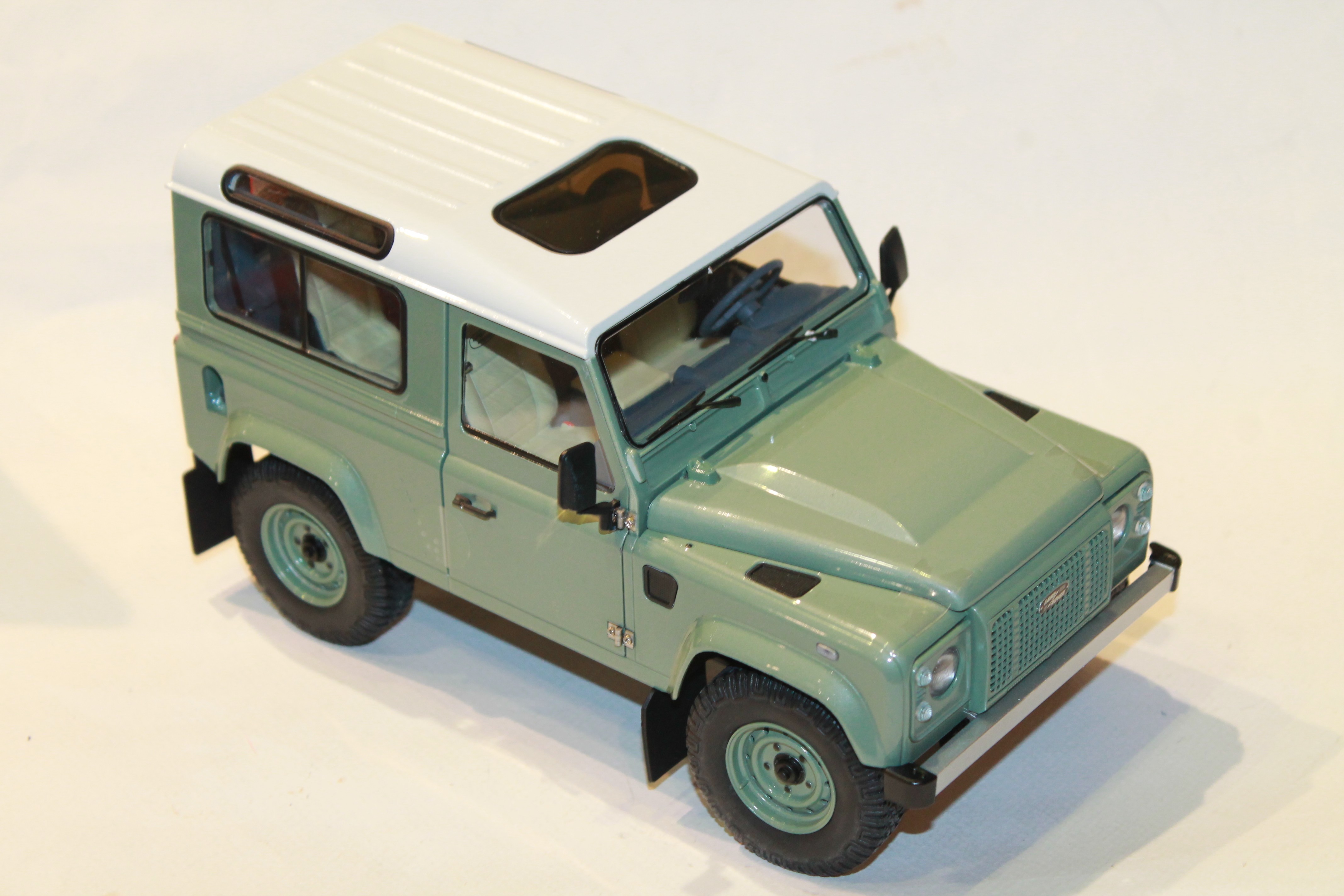 LAND ROVER DEFENDER 90 HERITAGE 2016 KYOSHO 1/18°