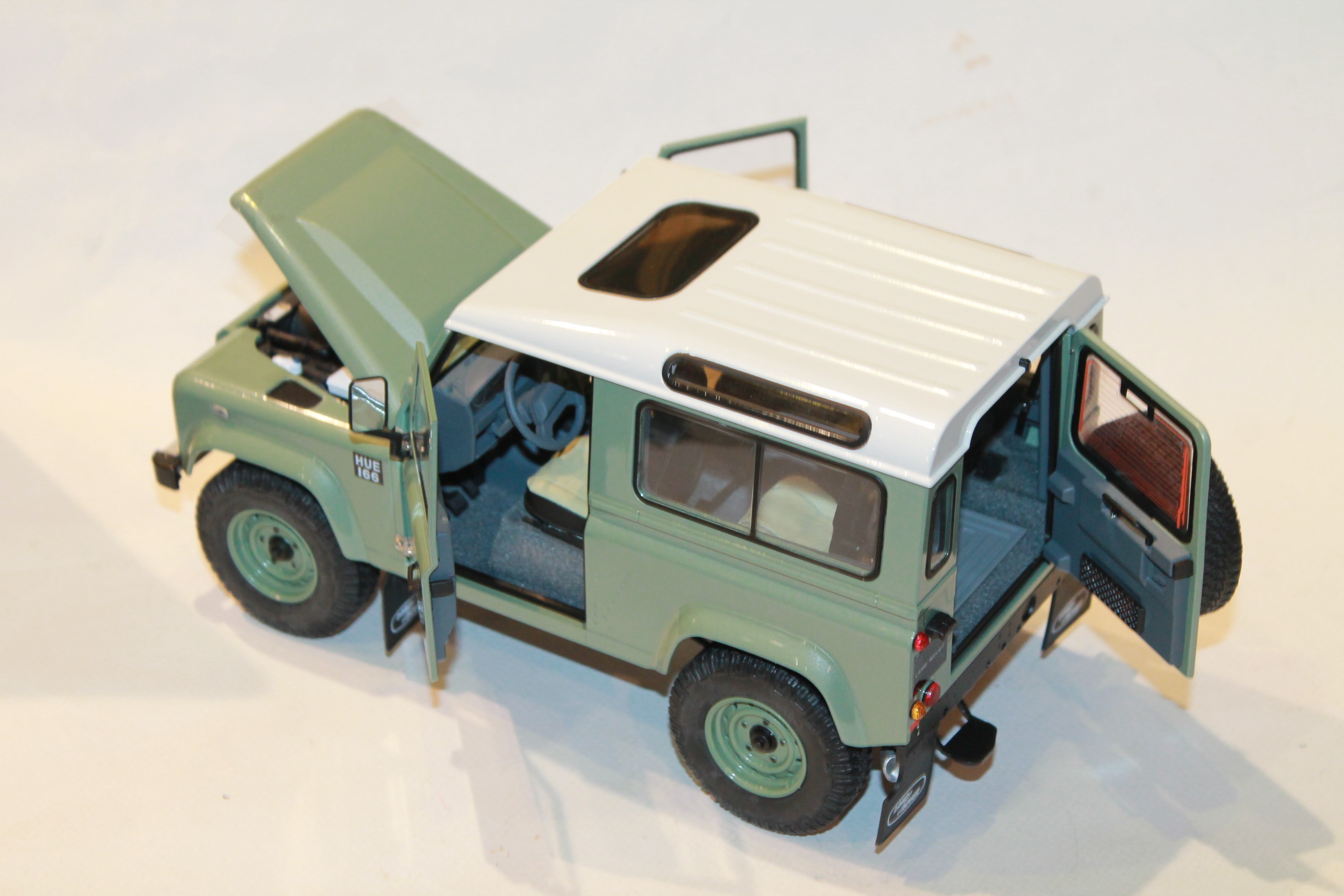 LAND ROVER DEFENDER 90 HERITAGE 2016 KYOSHO 1/18°