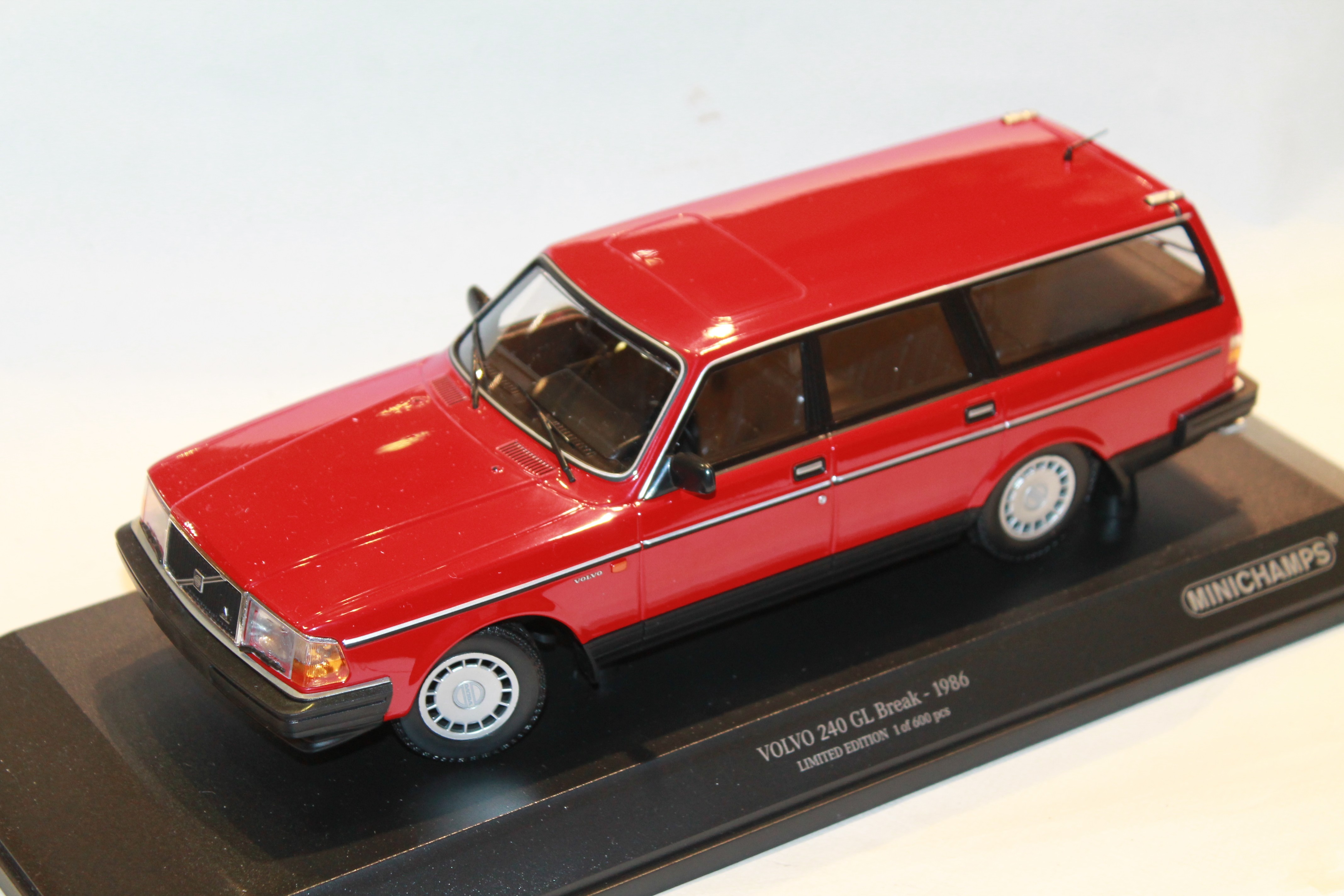 VOLVO 240 GL BREAK 1986 MINICHAMPS 1/18°