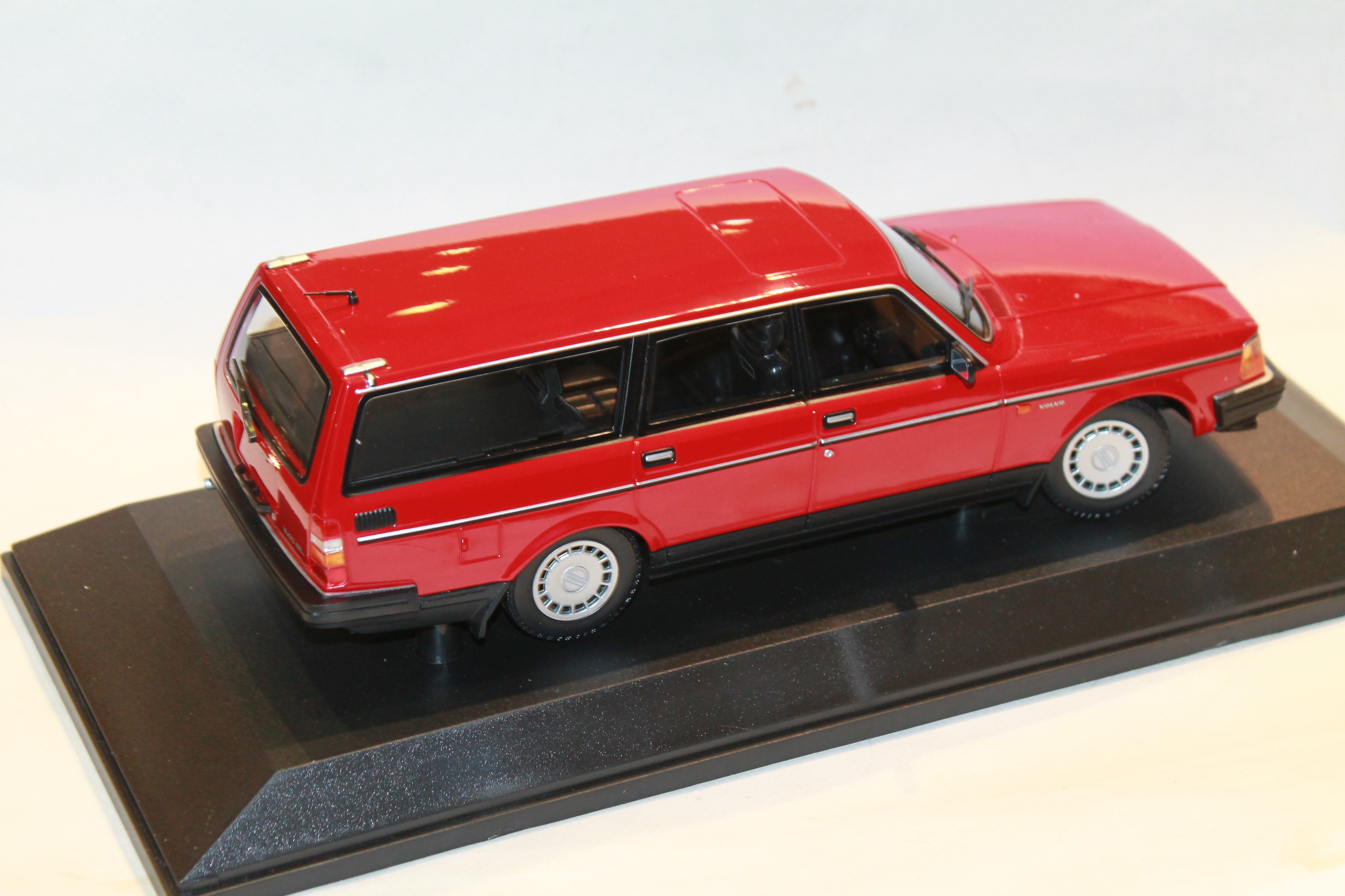 VOLVO 240 GL BREAK 1986 MINICHAMPS 1/18°