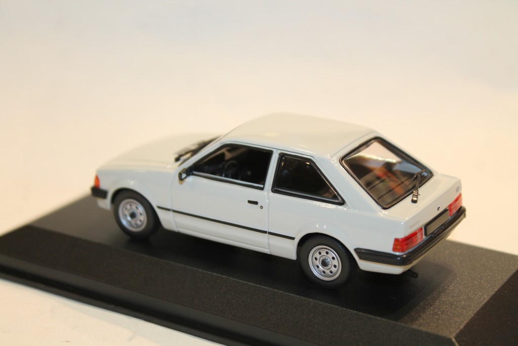 FORD ESCORT GREY 1981 MAXICHAMPS 1/43°