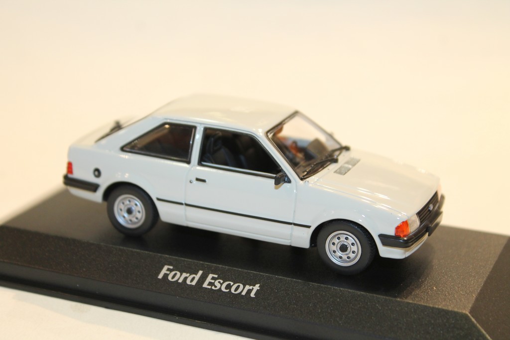 FORD ESCORT GRIS 1981 MAXICHAMPS 1/43°