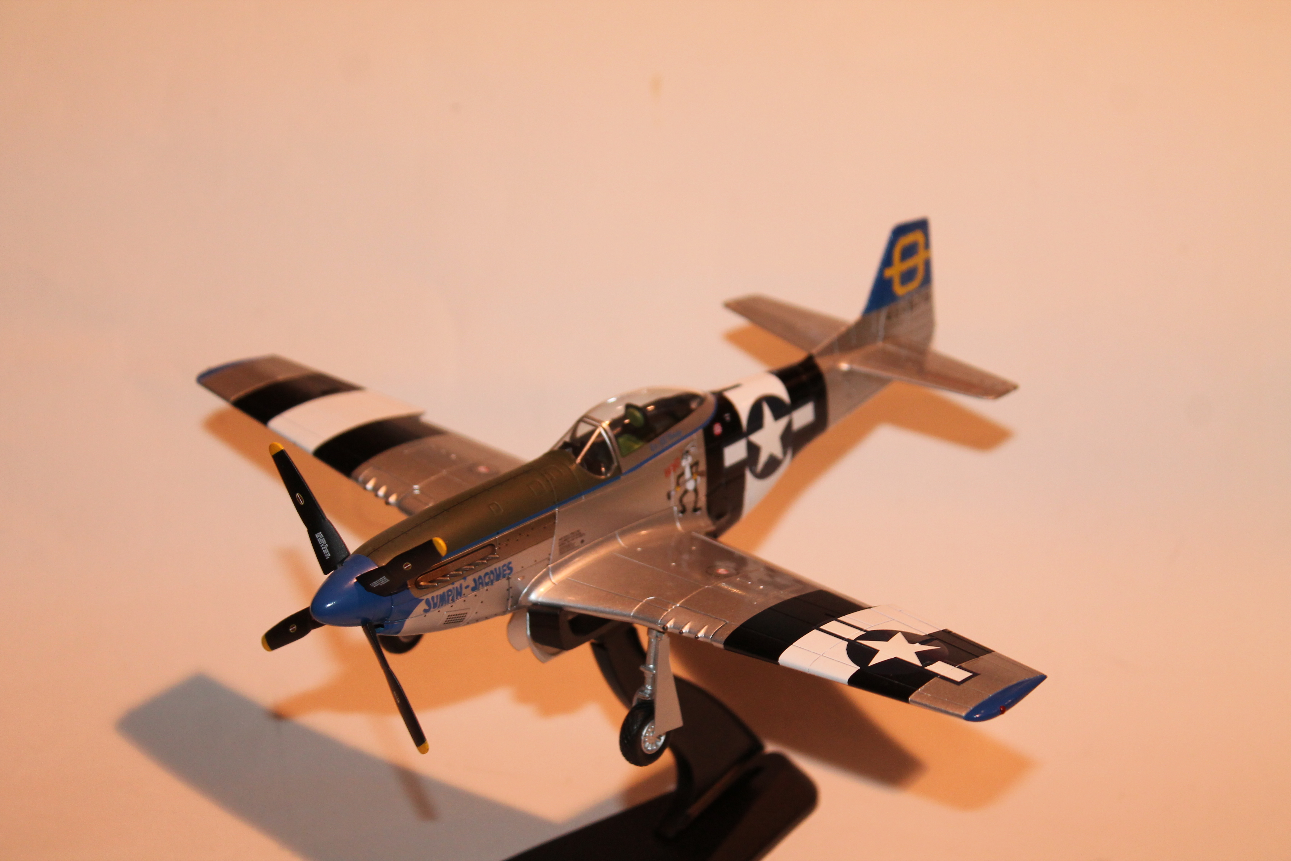 NORTH AMERICAN P-51 MUSTANG "JUMPIN JACQUES" 1945 HOBBYMASTER 1/48°