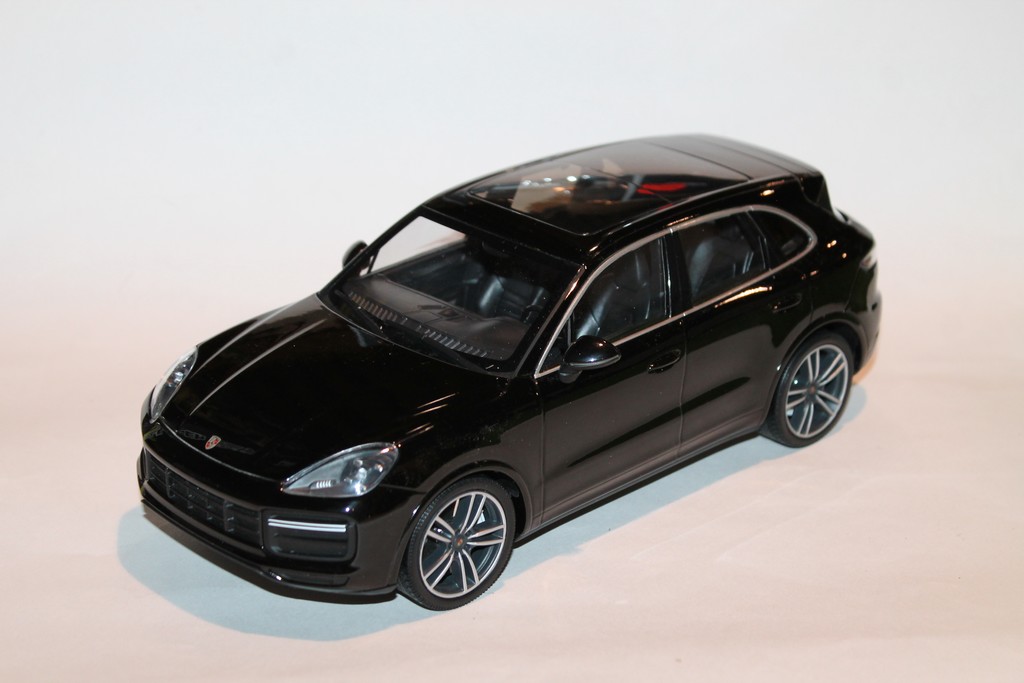 PORSCHE CAYENNE TURBO S NOIR 2017 MINICHAMPS 1/18°