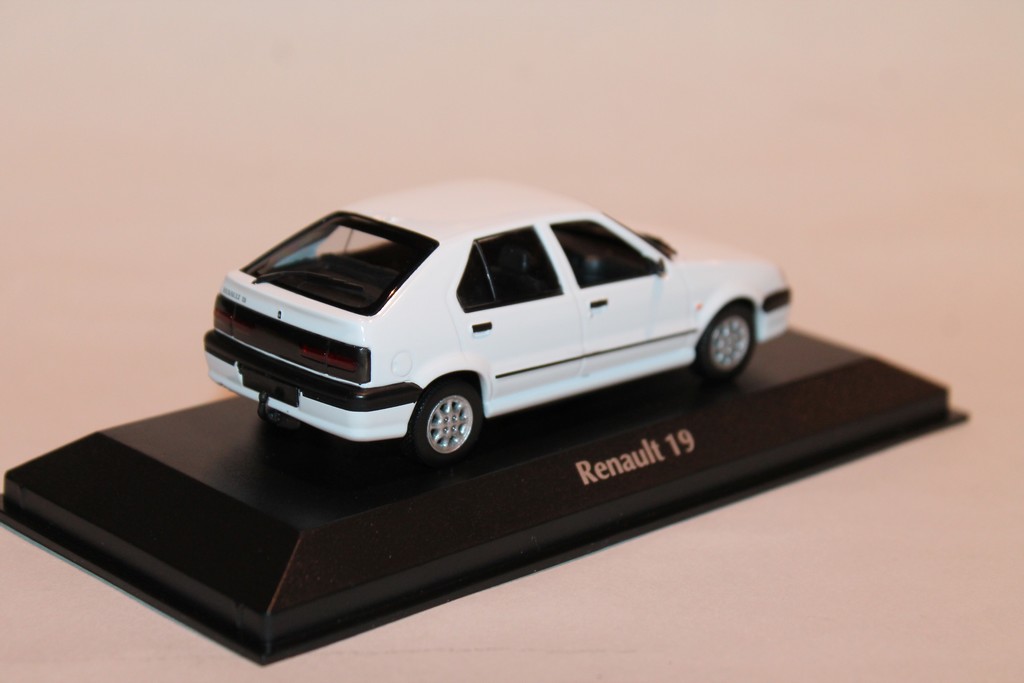 RENAULT 19 BLANC 1995 MAXICHAMPS 1/43°