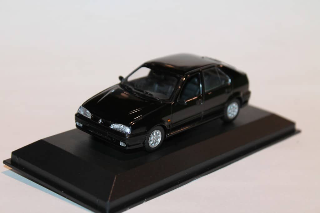 RENAULT 19 NOIR 1995 MAXICHAMPS 1/43°