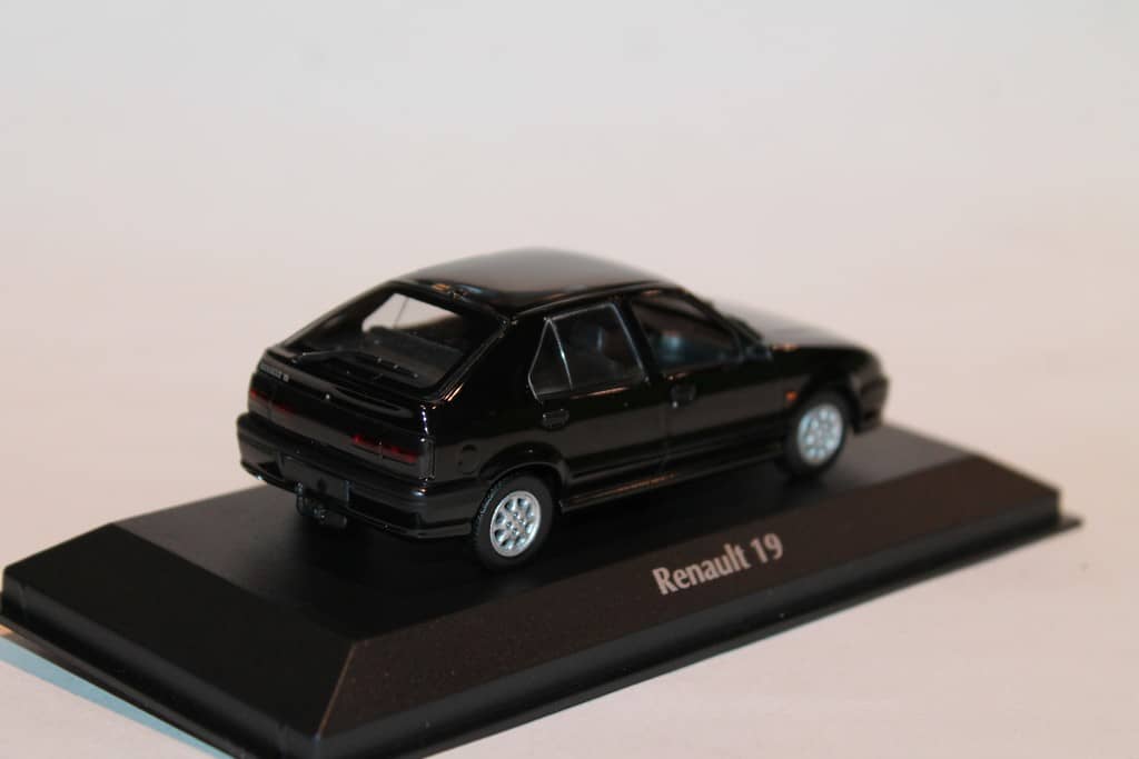 RENAULT 19 NOIR 1995 MAXICHAMPS 1/43°