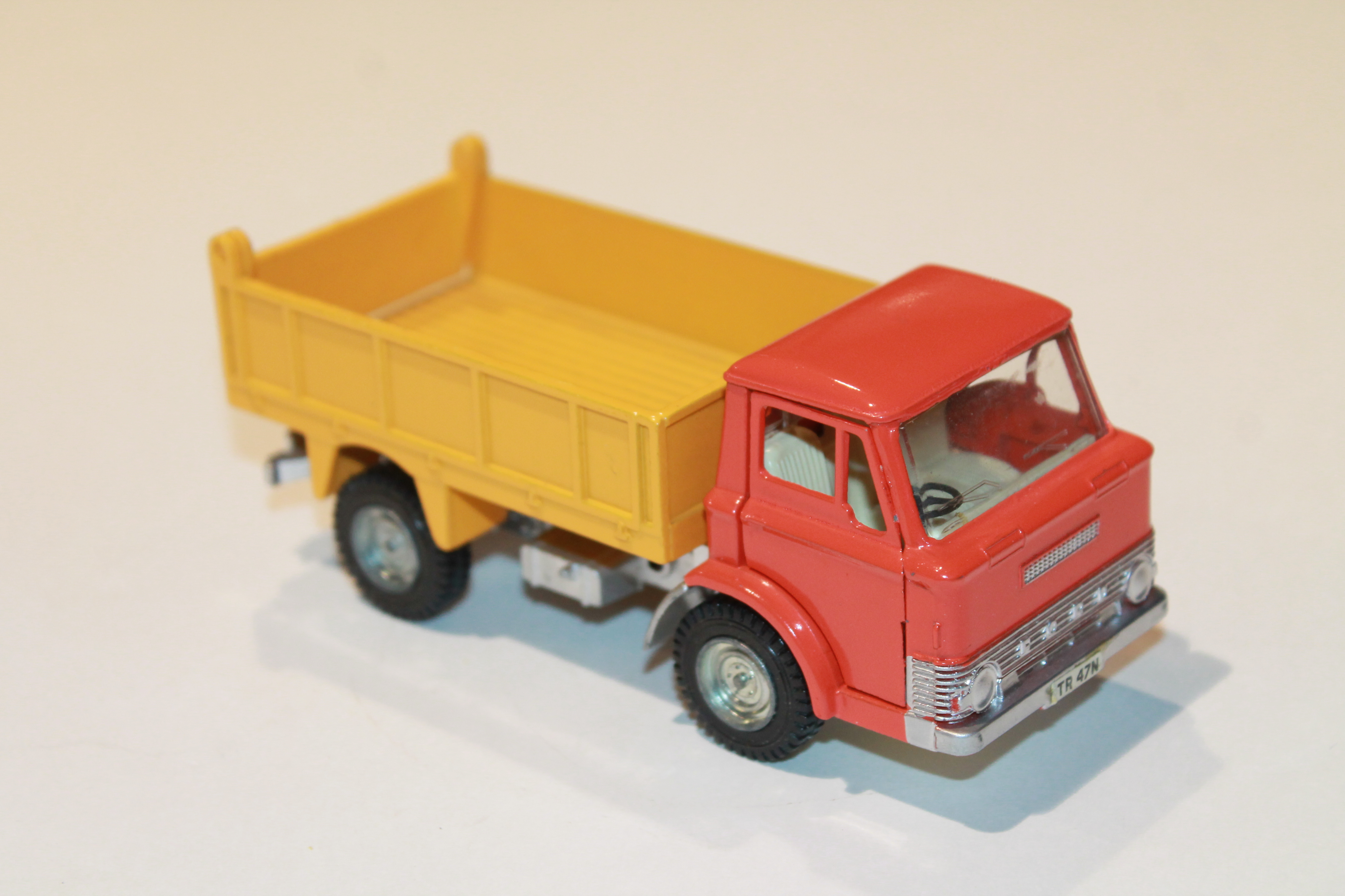 PETIT CAMION BENNE BORDEAUX/JAUNE DINKY TOYS 1/43°