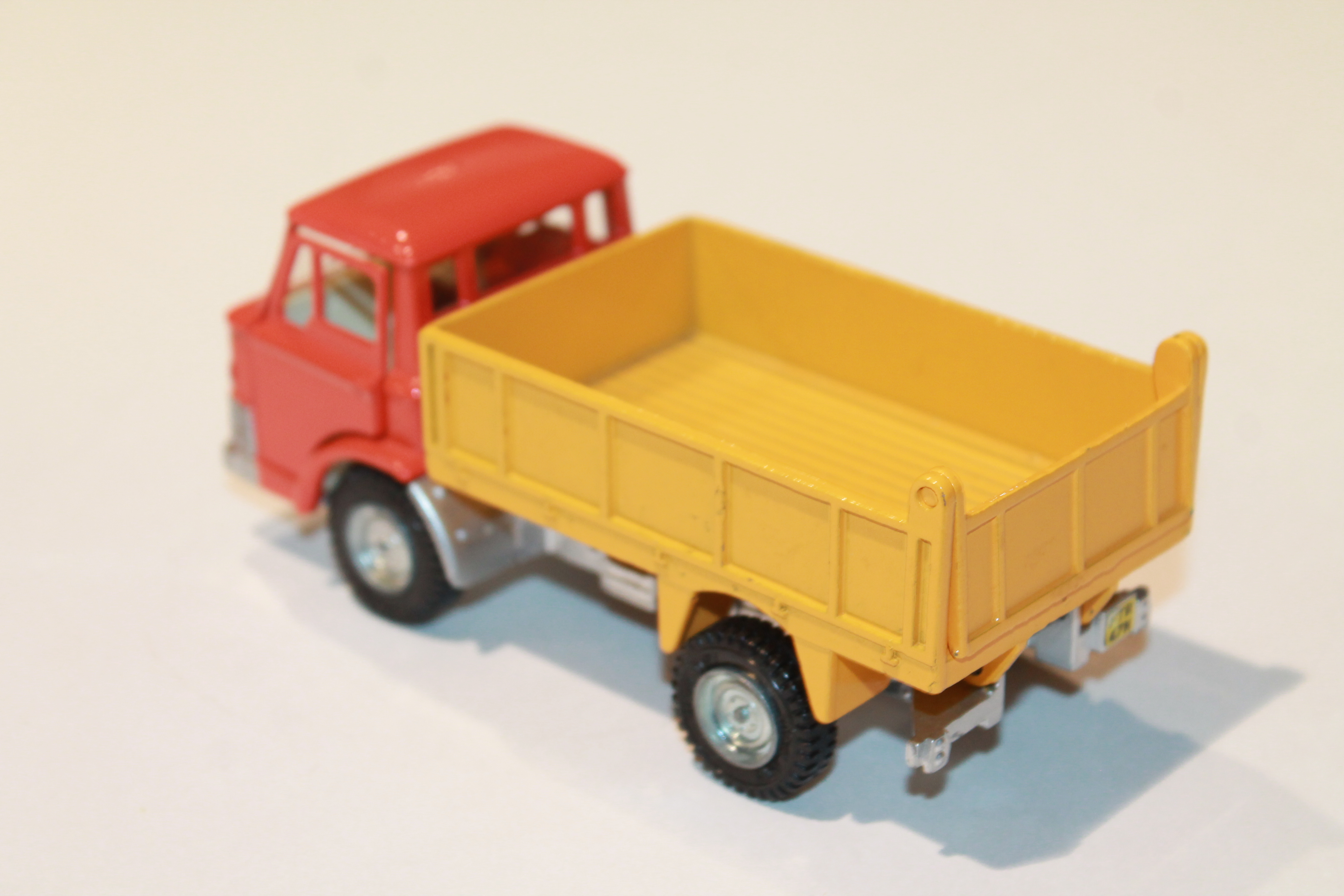 PETIT CAMION BENNE BORDEAUX/JAUNE DINKY TOYS 1/43°