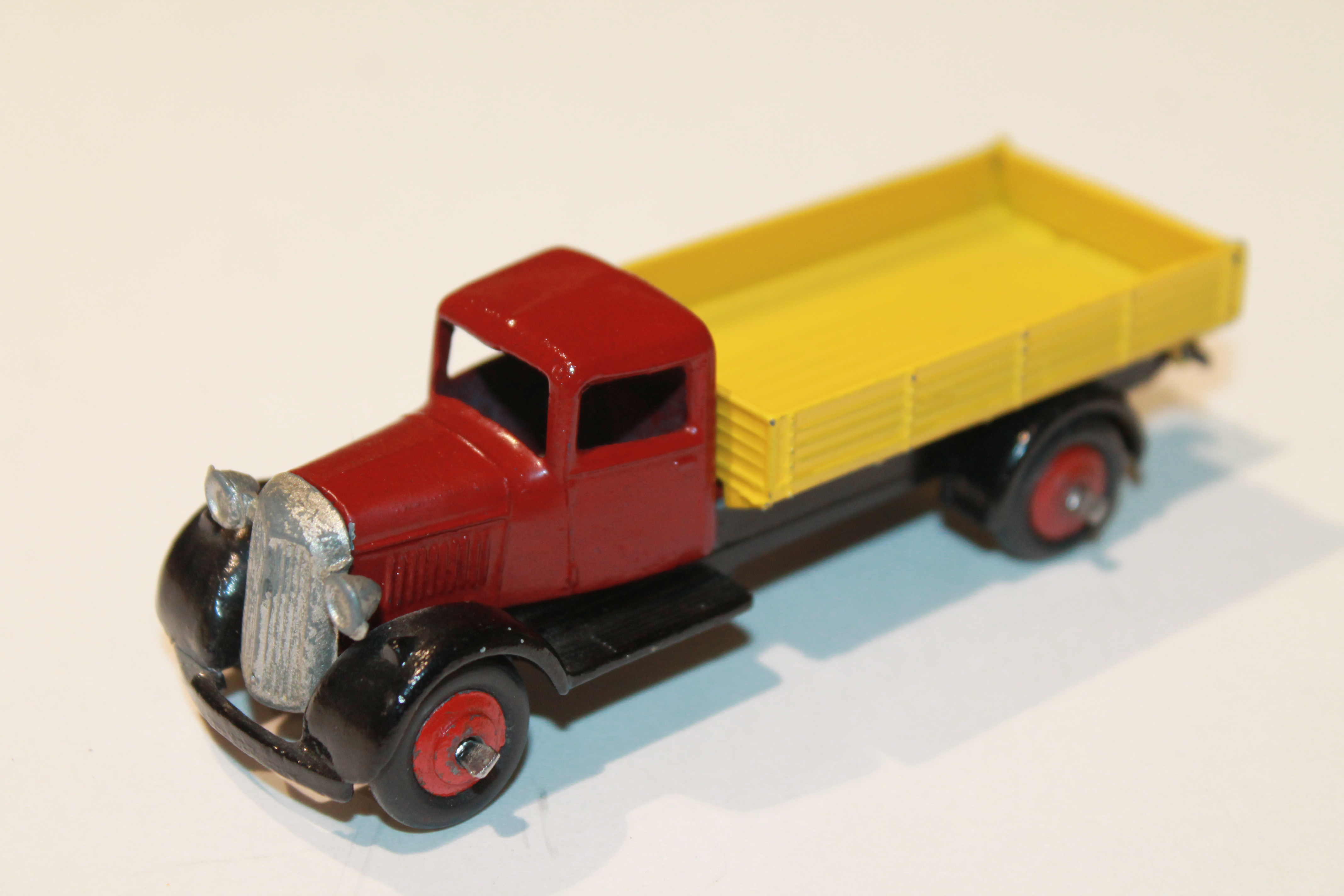 PETIT CAMION BENNE BORDEAUX/JAUNE DINKY TOYS 1/43°