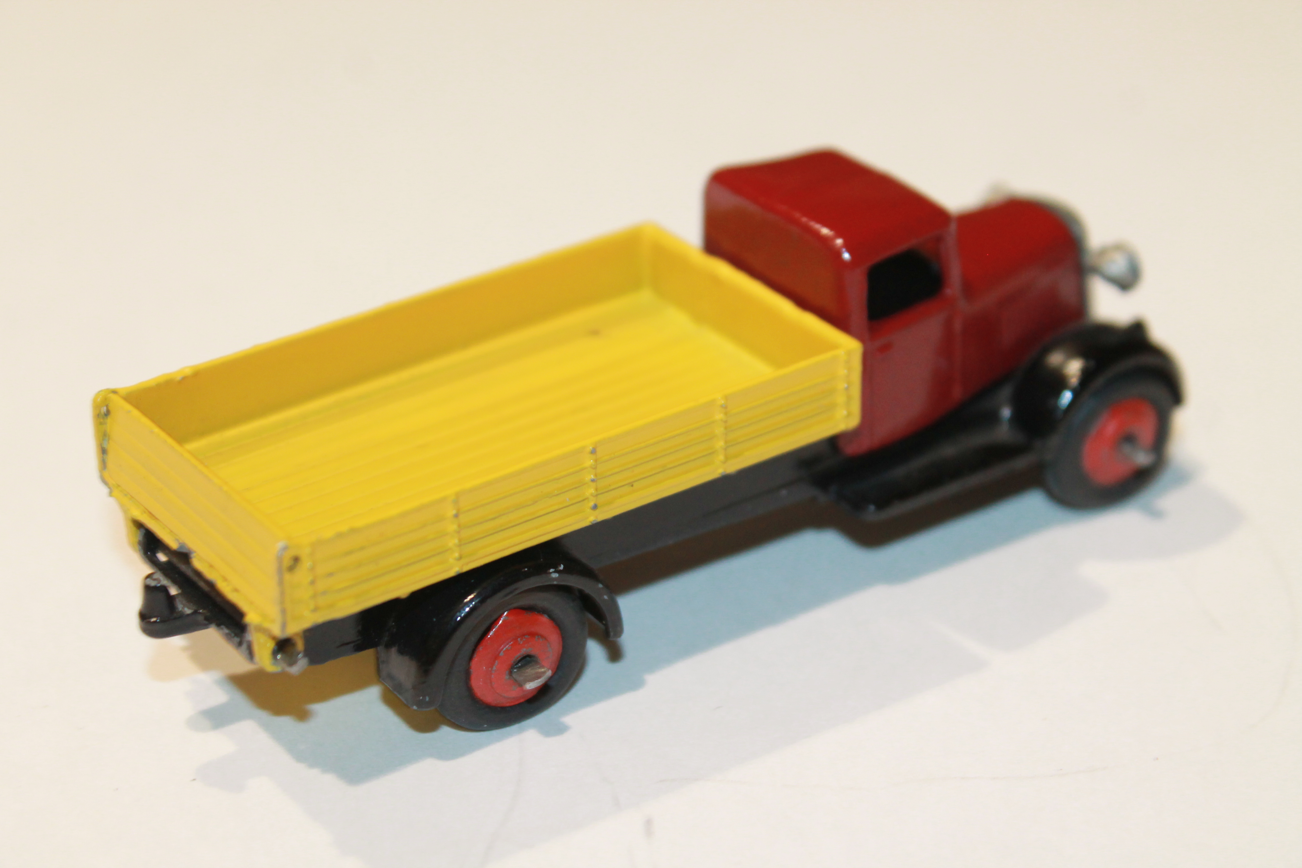 PETIT CAMION BENNE BORDEAUX/JAUNE DINKY TOYS 1/43°
